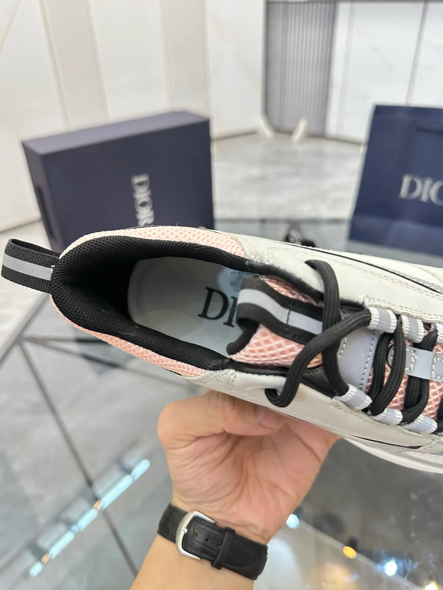 Men's shoes: 💰P460¥ Ready in Guangzhou, fully packaged Product trademark: Dior* "Dior*" low-top casual shoes Regular size: 38-46 (can be customized to 47) B22 Product materials: imported cowhide leather upper spliced ​​with original fabric, breathable lining, original outsole. Number: 920